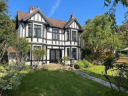 Large Riverside House in Wraysbury, Staines