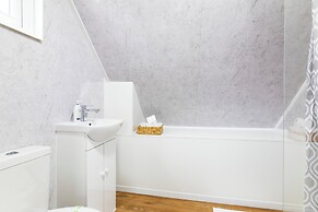 Large Riverside House in Wraysbury, Staines