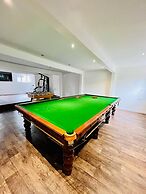 Large Riverside House in Wraysbury, Staines