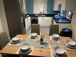 Fantastic, pet Friendly 3 Bedroom House in Bedford