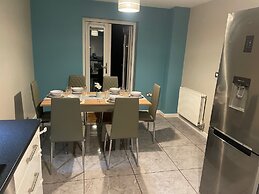 Fantastic, pet Friendly 3 Bedroom House in Bedford