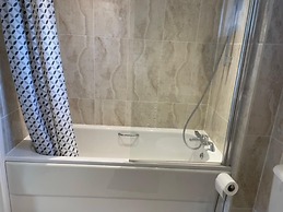 Fantastic, pet Friendly 3 Bedroom House in Bedford