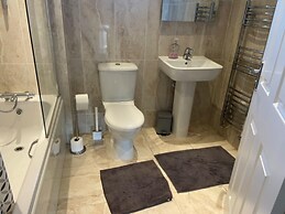 Fantastic, pet Friendly 3 Bedroom House in Bedford