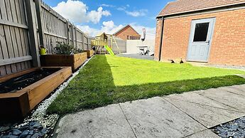 Fantastic, pet Friendly 3 Bedroom House in Bedford