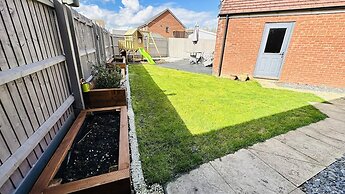 Fantastic, pet Friendly 3 Bedroom House in Bedford