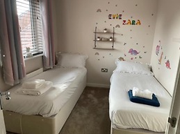 Fantastic, pet Friendly 3 Bedroom House in Bedford