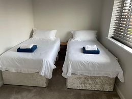 Fantastic, pet Friendly 3 Bedroom House in Bedford