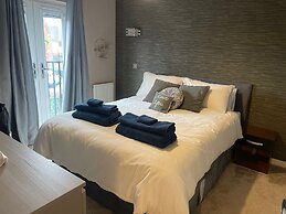 Fantastic, pet Friendly 3 Bedroom House in Bedford