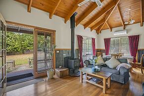 StayAU Conifer Cottage Lakeside Haven