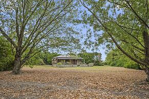 StayAU Conifer Cottage Lakeside Haven