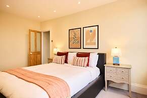 The Peckham Hideaway - Bright 3bdr Flat