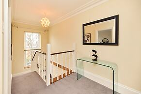 The Peckham Hideaway - Bright 3bdr Flat