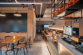 Joy Hongqiao Airport and Railway Hotel