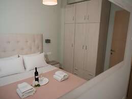 Zoe Seaview Apartment by Rentals Pro