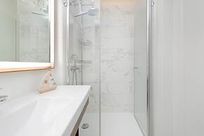 Coast Apartment With Balcony by Renters