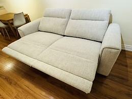 Chic Unit Near Airport and Attractions