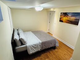 Chic Unit Near Airport and Attractions