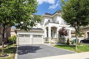Chic Unit Near Airport and Attractions