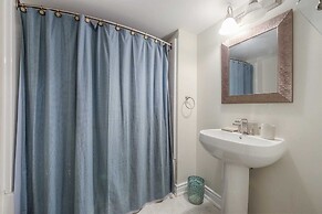 Chic Unit Near Airport and Attractions