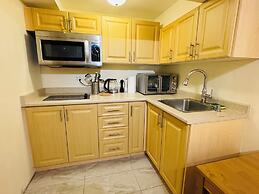 Chic Unit Near Airport and Attractions