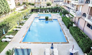 Residence with pool on the promenade