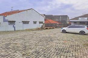 SPOT ON 93840 Guest House Amanda Syariah