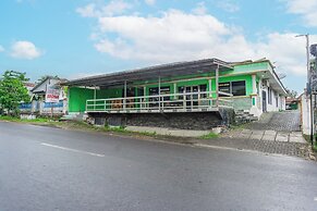 SPOT ON 93840 Guest House Amanda Syariah