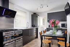 Luxurious 4 Bed House - Sleeps 8