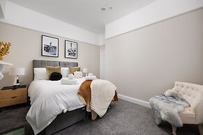 Luxurious 4 Bed House - Sleeps 8