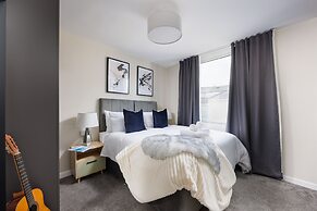 Luxurious 4 Bed House - Sleeps 8