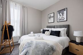 Luxurious 4 Bed House - Sleeps 8