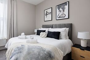 Luxurious 4 Bed House - Sleeps 8