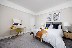 Luxurious 4 Bed House - Sleeps 8