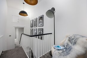 Luxurious 4 Bed House - Sleeps 8