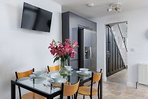 Luxurious 4 Bed House - Sleeps 8