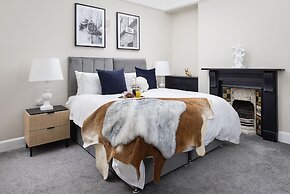 Luxurious 4 Bed House - Sleeps 8