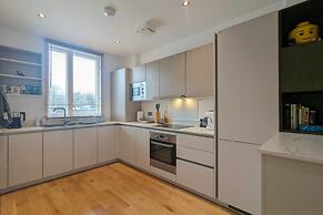 Adelphi Townhouse Contemporary 2 Bed 1 Bath 1 WC