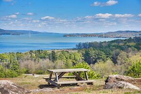 Quiet Guntersville Cottage Near Lake: Boat Parking