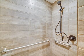 Step-free Cashton Apartment: Steps to Downtown!