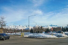 Cozy Anchorage Apartment w/ Mountain Views