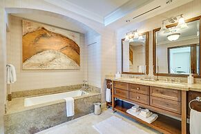 Luxe Ski-out Park City Condo w/ Mtn Views