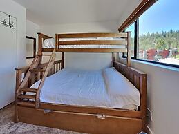 Spacious Slopeside Location by RedAwning