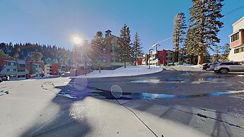 Spacious Slopeside Location by RedAwning