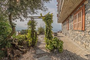 Golden View Apartment