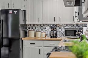 The Evergreen Escape by Avantstay Modern Cabin w/ Volleyball Court & H