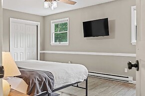 The Evergreen Escape by Avantstay Modern Cabin w/ Volleyball Court & H