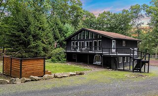 The Evergreen Escape by Avantstay Modern Cabin w/ Volleyball Court & H