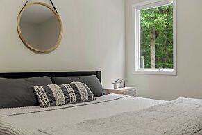 The Evergreen Escape by Avantstay Modern Cabin w/ Volleyball Court & H