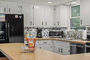 The Evergreen Escape by Avantstay Modern Cabin w/ Volleyball Court & H