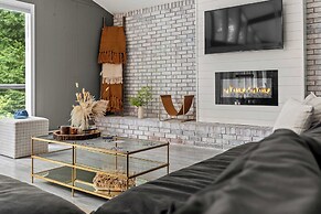 The Evergreen Escape by Avantstay Modern Cabin w/ Volleyball Court & H